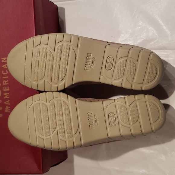 Munro New SKIPPER Nubuck Perforated Sneakers Shoe Comfort Wedge Flats Women's 9W - Picture 15 of 17